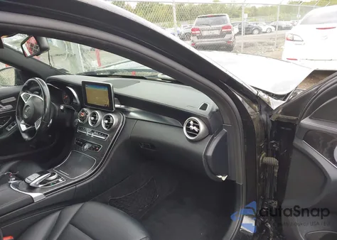 2015 Mercedes-Benz C 300 Sport 4Matic z USA, uszkodzony, nr VIN 55SWF4KBXFU035135